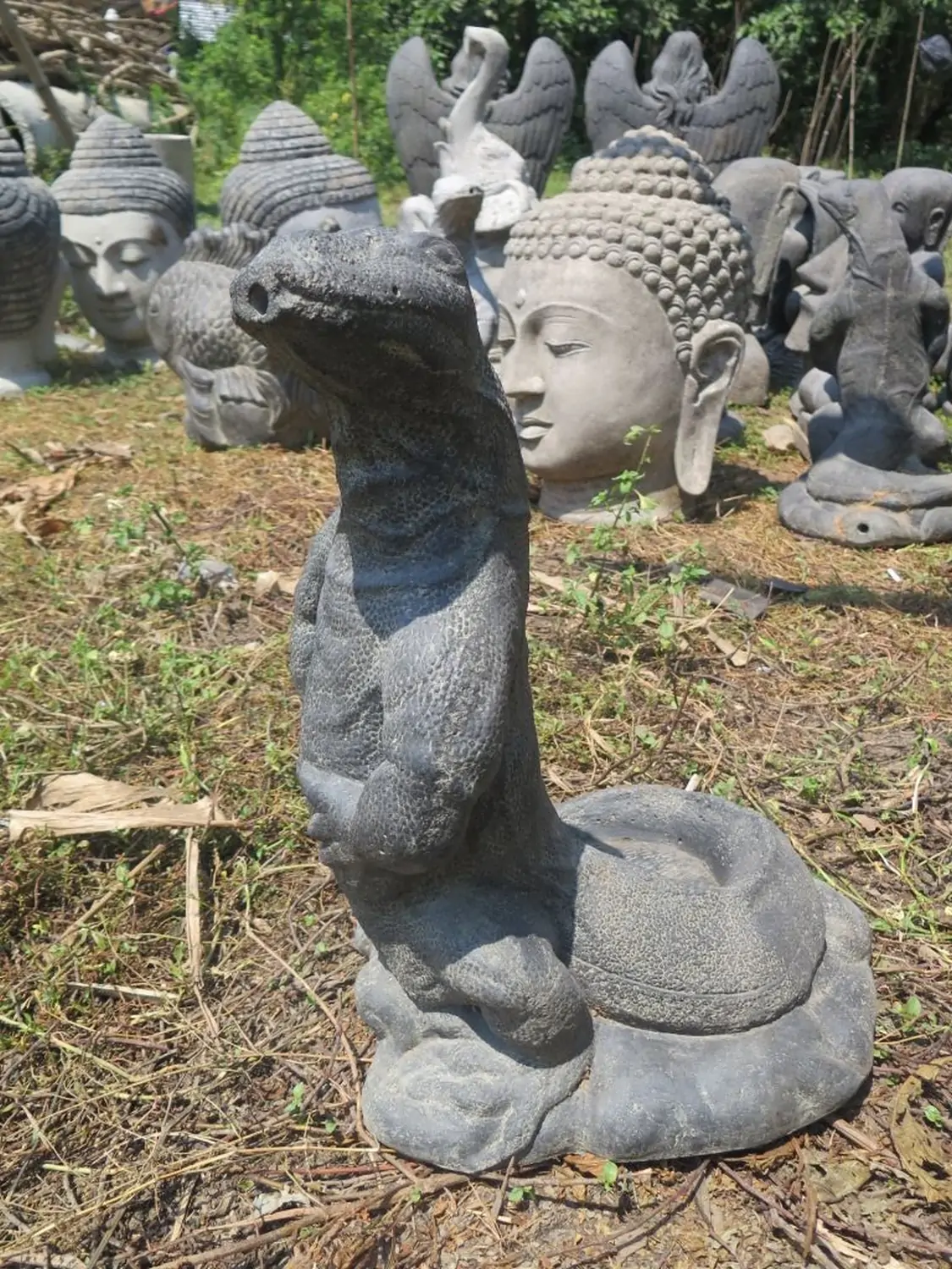  Product image 6 of the product “Standing water monitor lizard as a water feature, 60 cm high | Cast stone, handcrafted & coloured ”